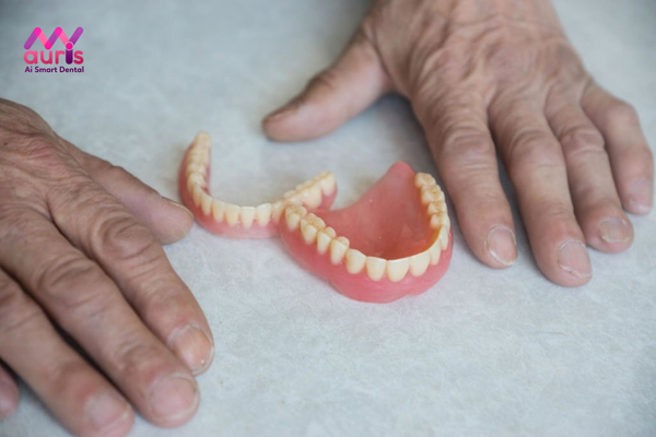 Trồng răng có lâu không bằng hàm giả tháo lắp